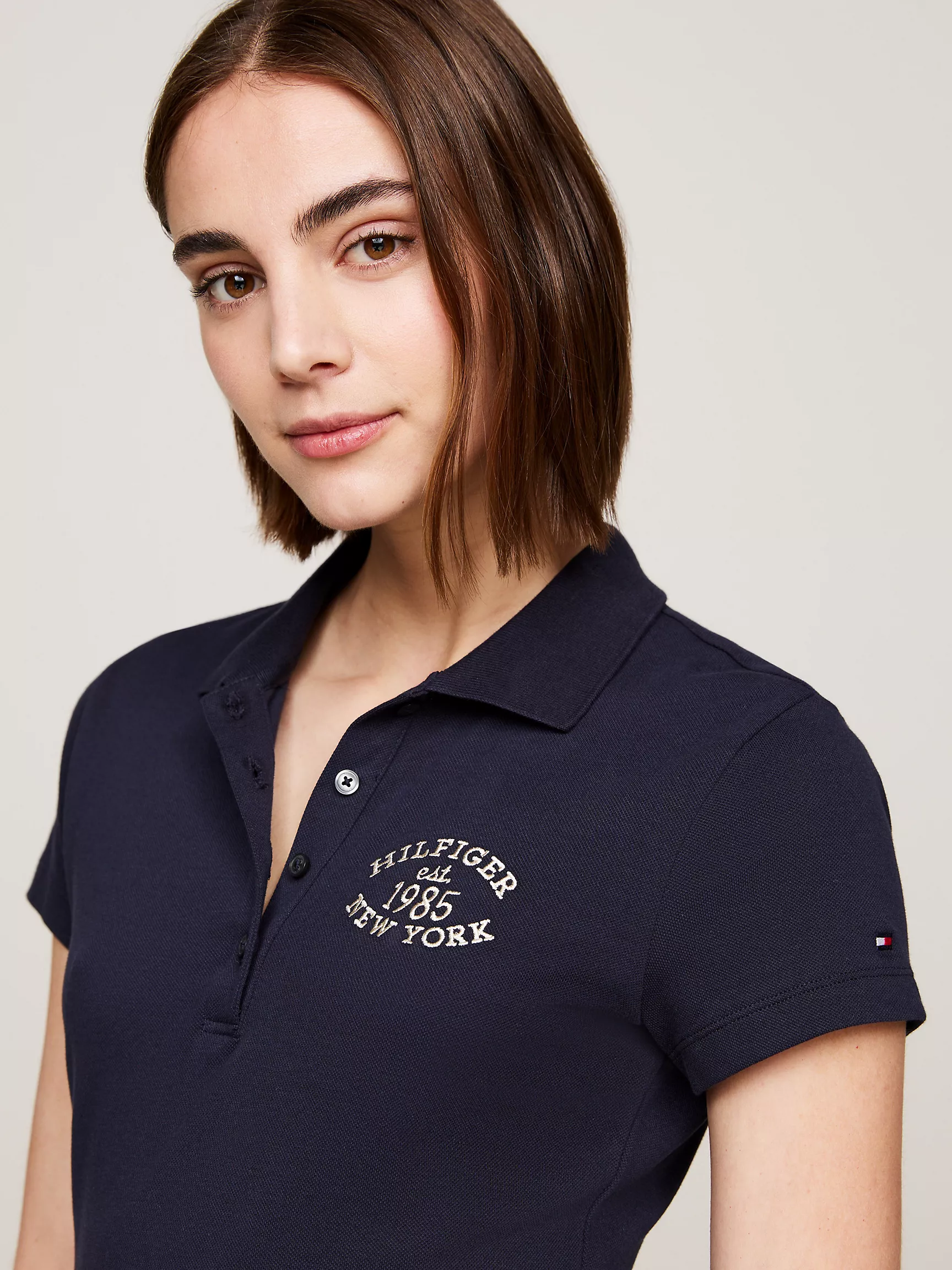Женское поло Tommy Hilfiger, Приталенное эластичное поло с университетским логотипом