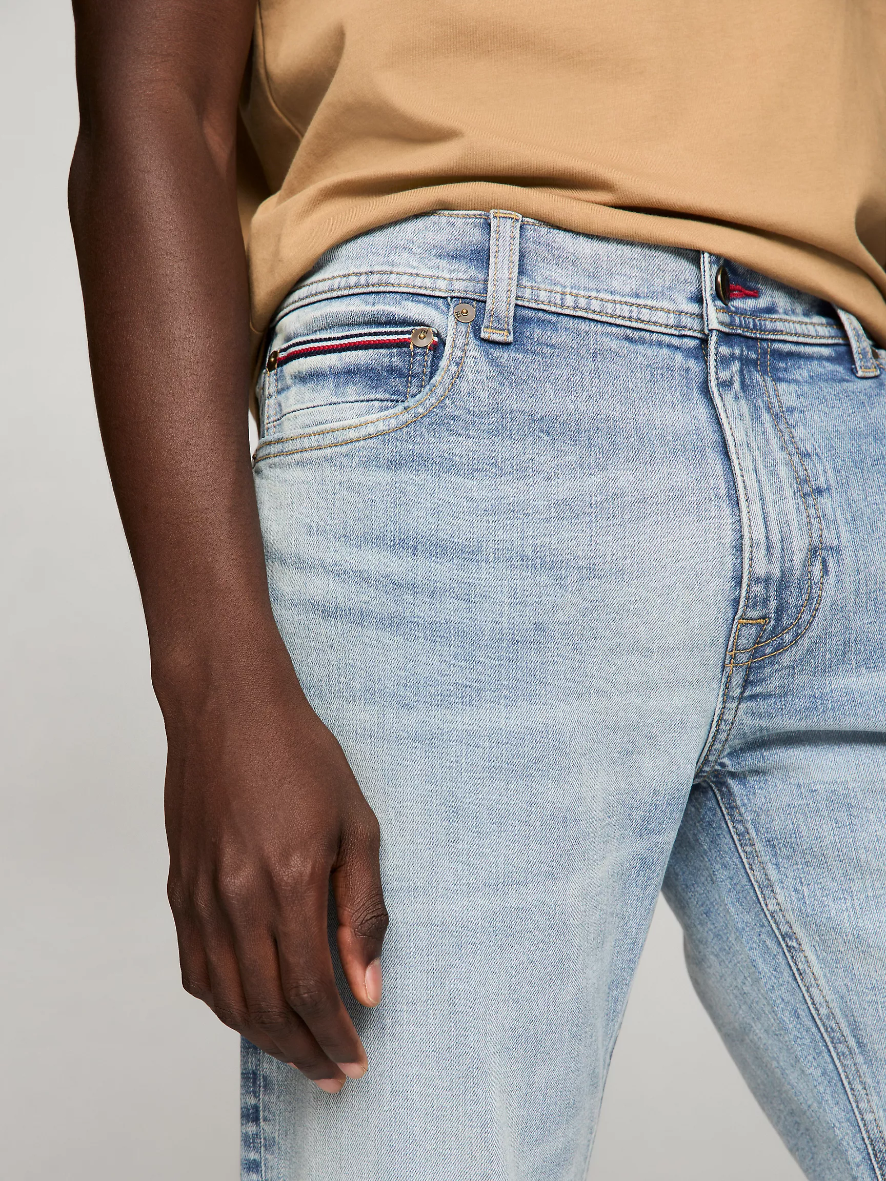 Мужские джинсы Tommy Hilfiger, Джинсы светлой стирки с эффектом потертости приталенного кроя