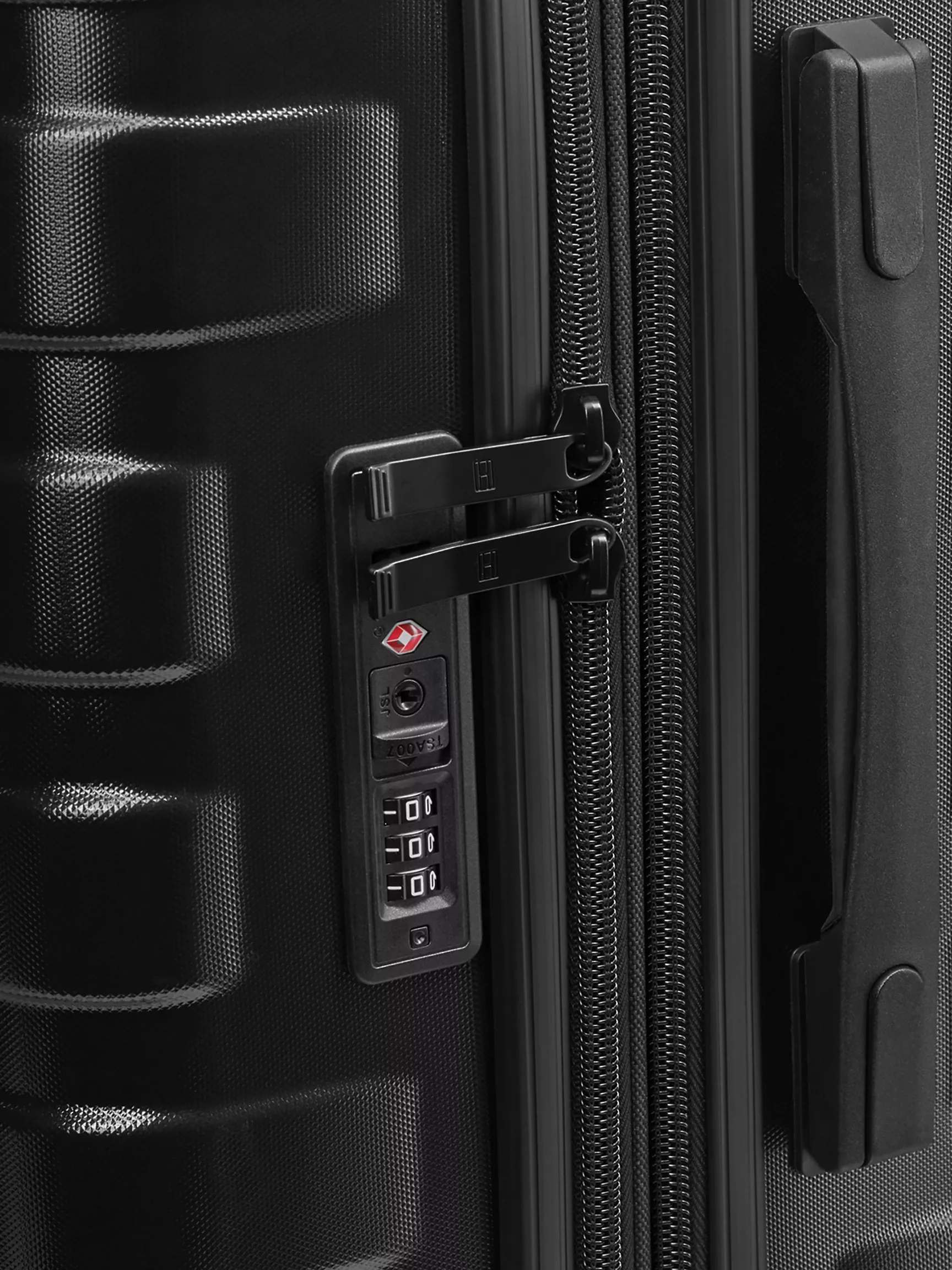 Чемодан Томми Хилфигер, Жесткий чемодан на колесах (21 дюйм)