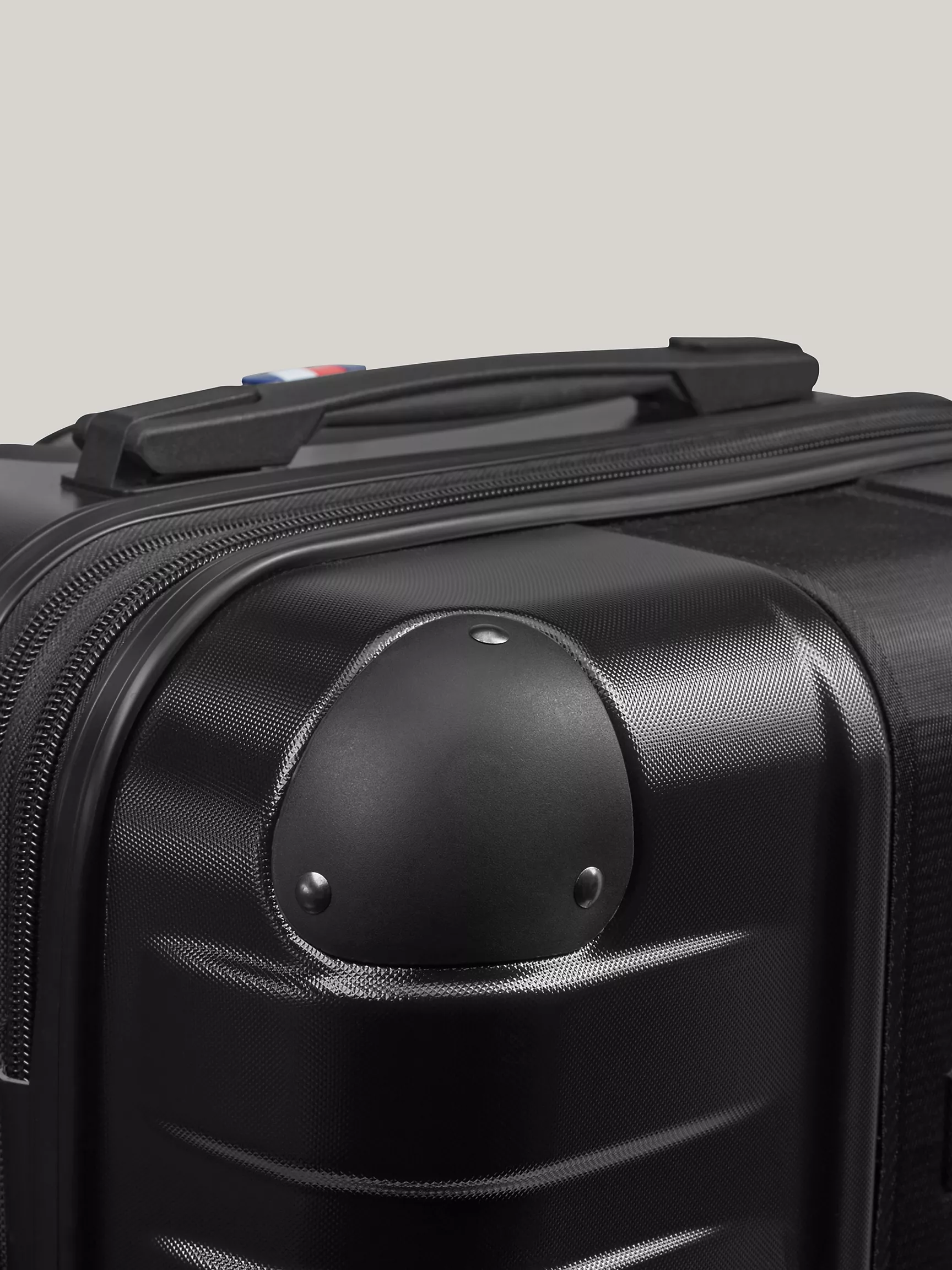 Чемодан Томми Хилфигер, Жесткий чемодан на колесах (21 дюйм)