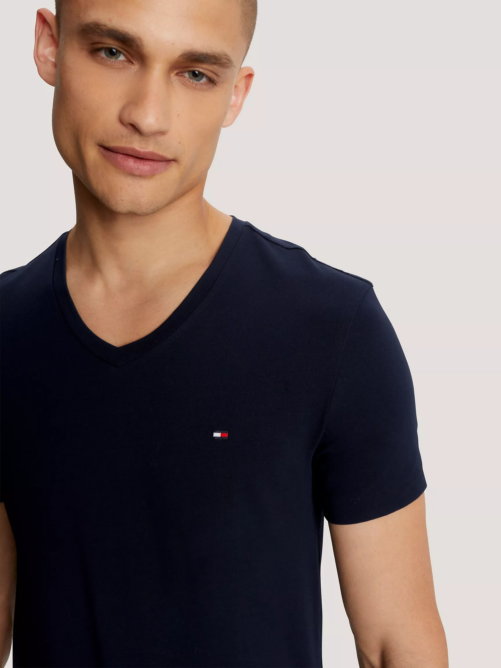 Мужская футболка Tommy Hilfiger, Приталенная однотонная футболка с V-образным вырезом