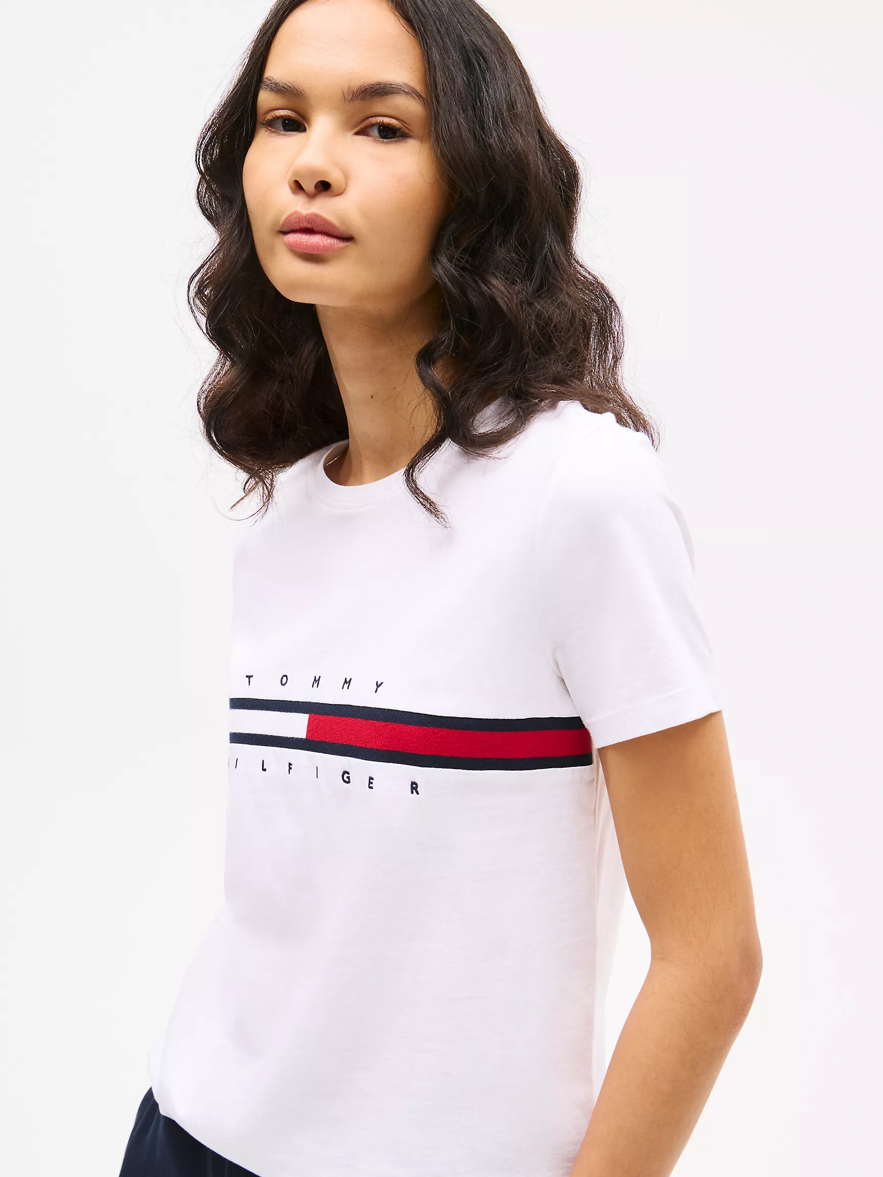 Женская футболка Tommy Hilfiger, Футболка с вышитым логотипом и полоской в стиле флага