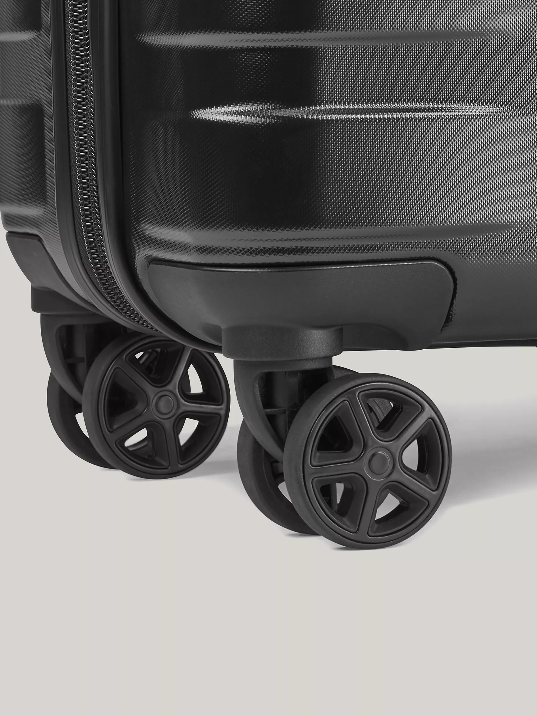 Чемодан Томми Хилфигер, Жесткий чемодан на колесах (21 дюйм)