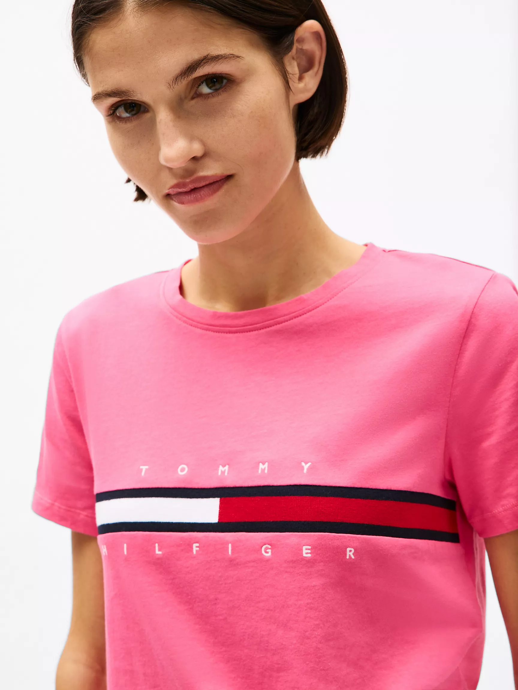 Женская футболка Tommy Hilfiger, Футболка с вышитым логотипом и полоской в стиле флага