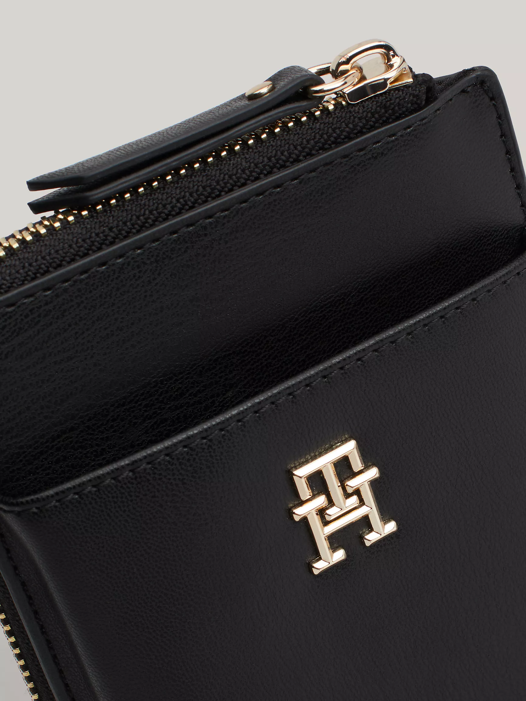 Женская сумка Tommy Hilfiger, Кошелек для телефона с монограммной вставкой