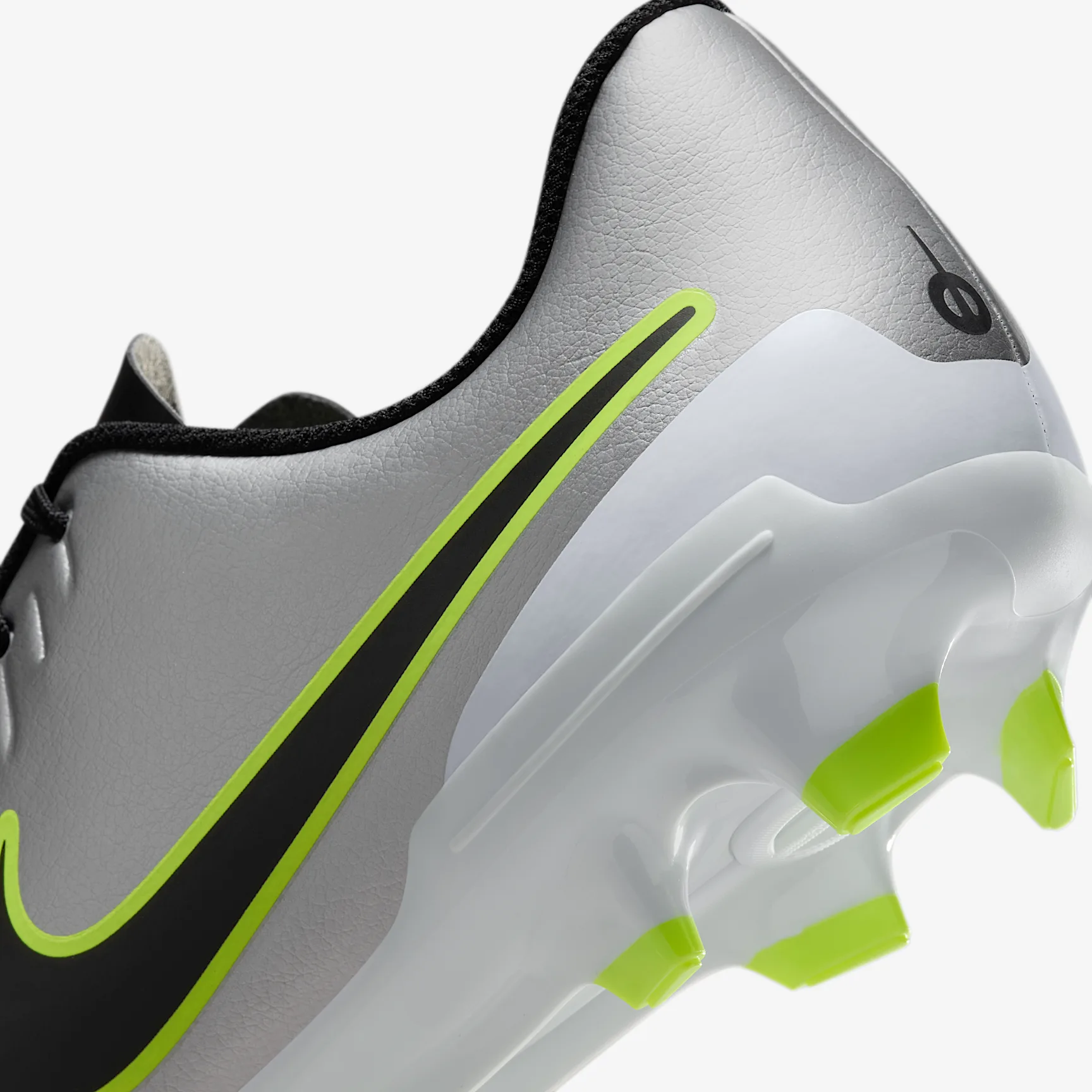 Nike Tiempo Legend 10 Club Multi-Ground Low-Top Soccer Cleats