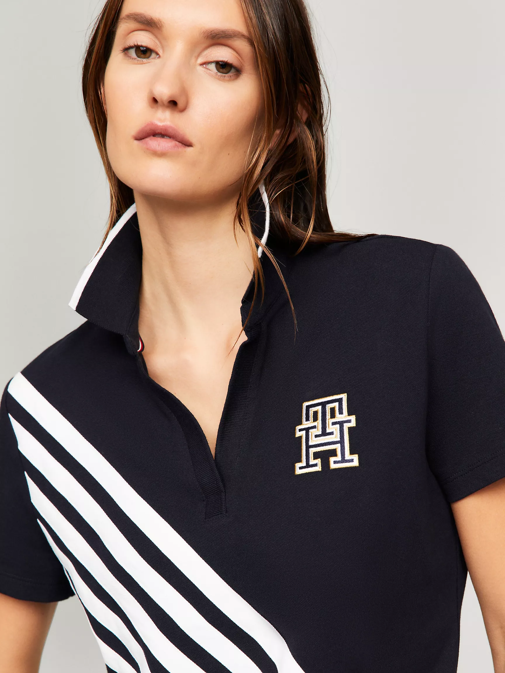 Женское поло Tommy Hilfiger, Эластичное хлопковое поло с открытым воротником и фирменными полосками