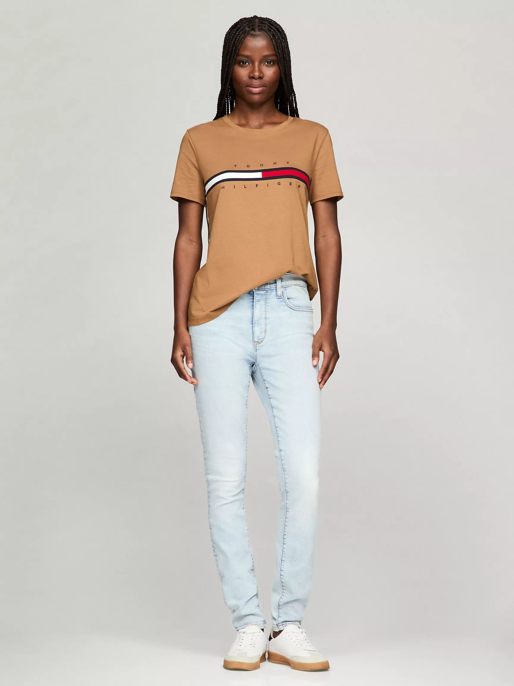 Женская футболка Tommy Hilfiger, Футболка с вышитым логотипом и полоской в стиле флага