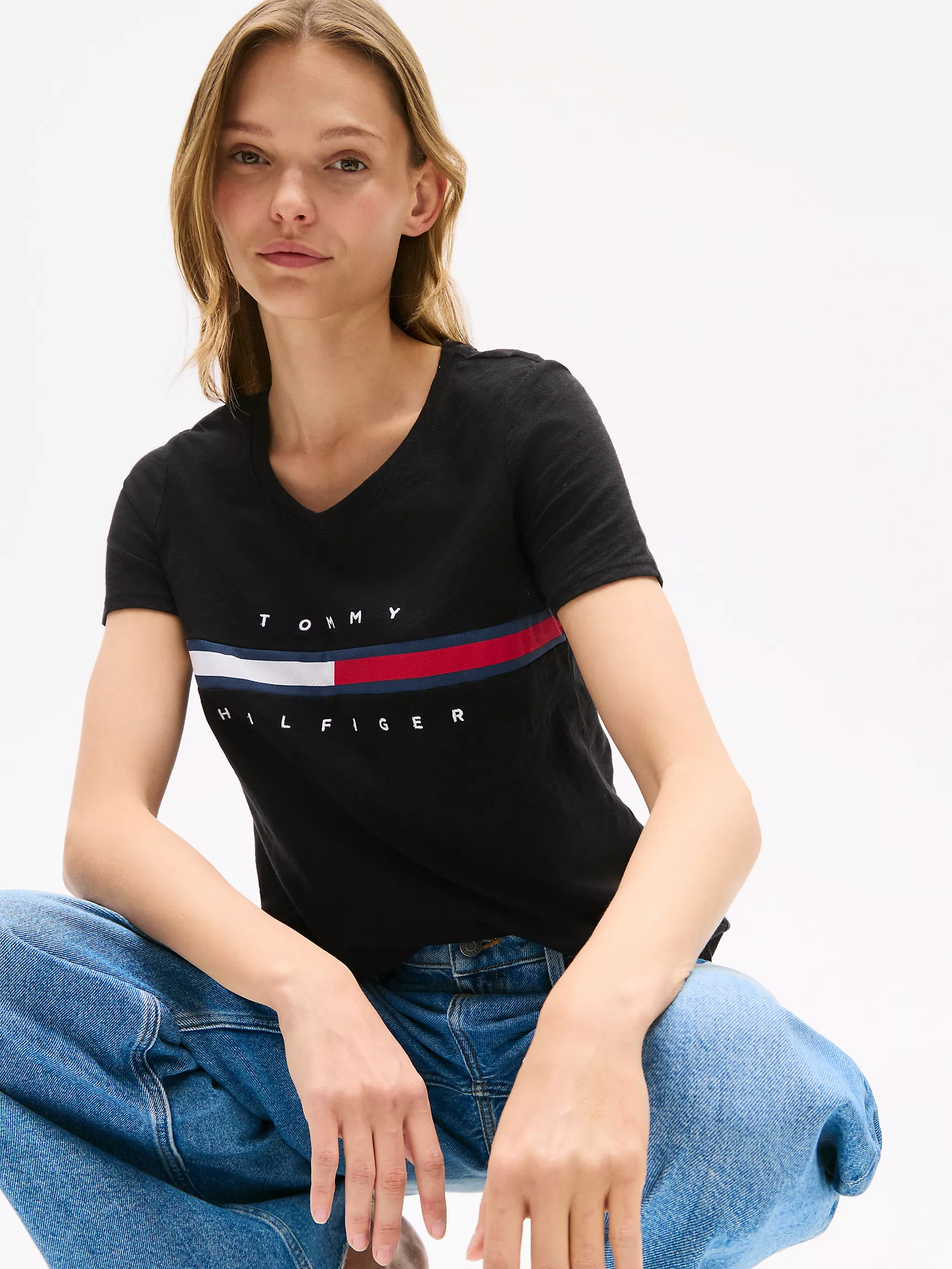 Женская футболка Tommy Hilfiger, Футболка с вышитым логотипом и полоской в стиле флага