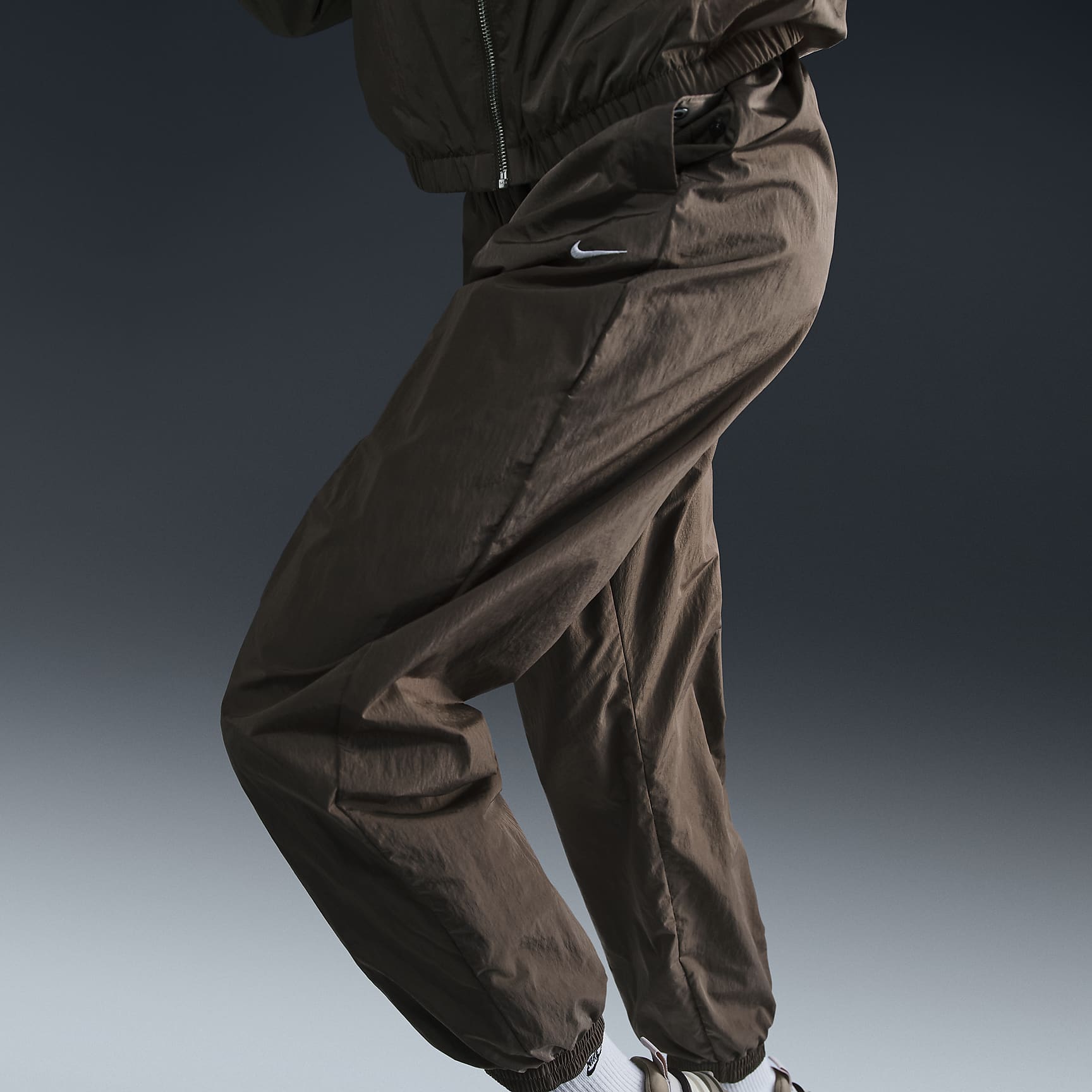 Nike Sportswear Essential Women's Mid-Rise Oversized Woven Joggers