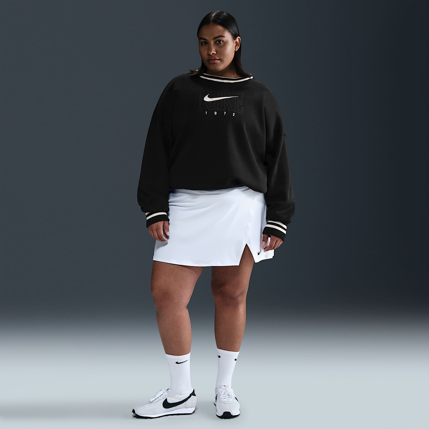 Nike Sportswear Phoenix Fleece Women's Oversized Graphic Crew-Neck Sweatshirt (Plus Size)
