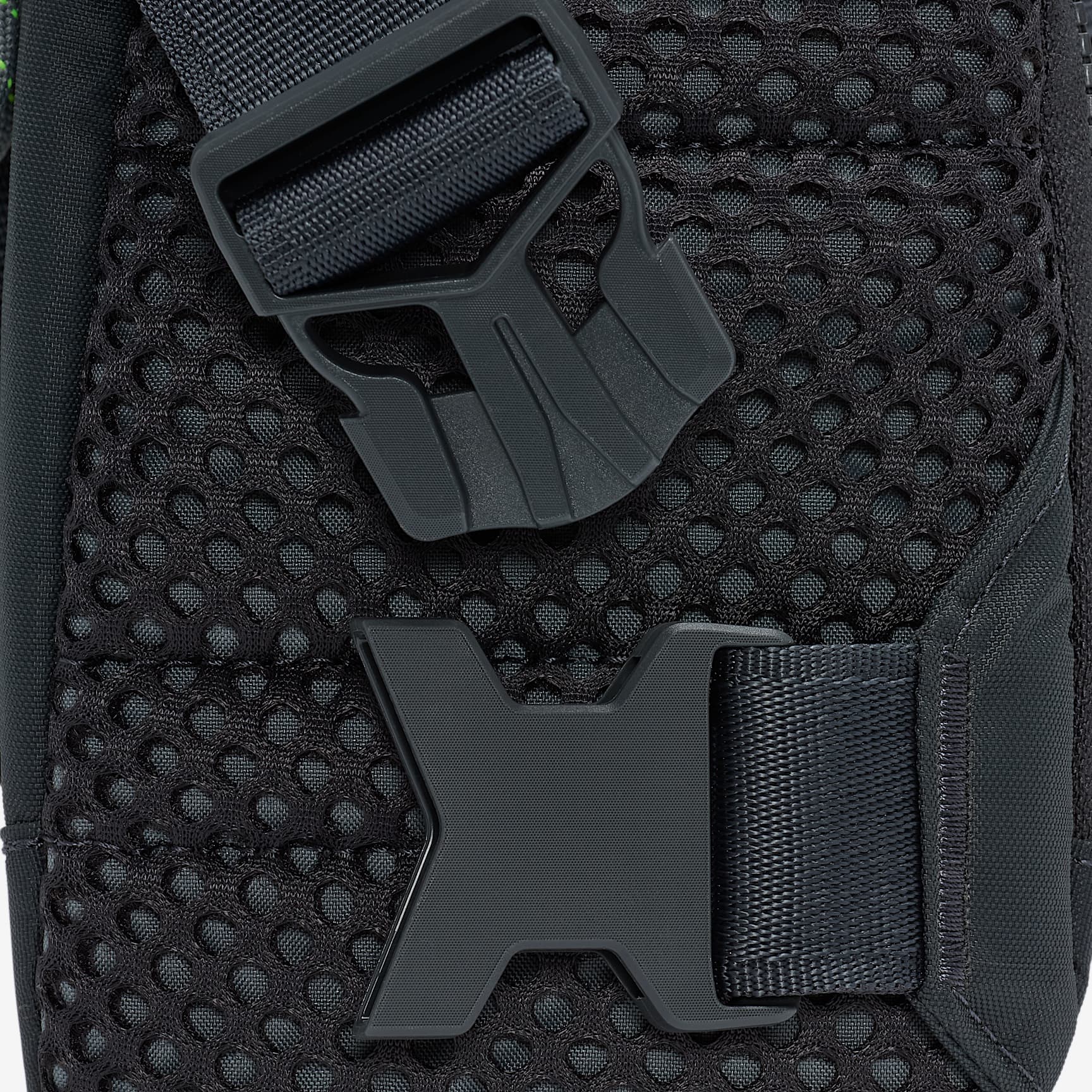 Nike Sportswear Essentials Crossbody Bag (1L)