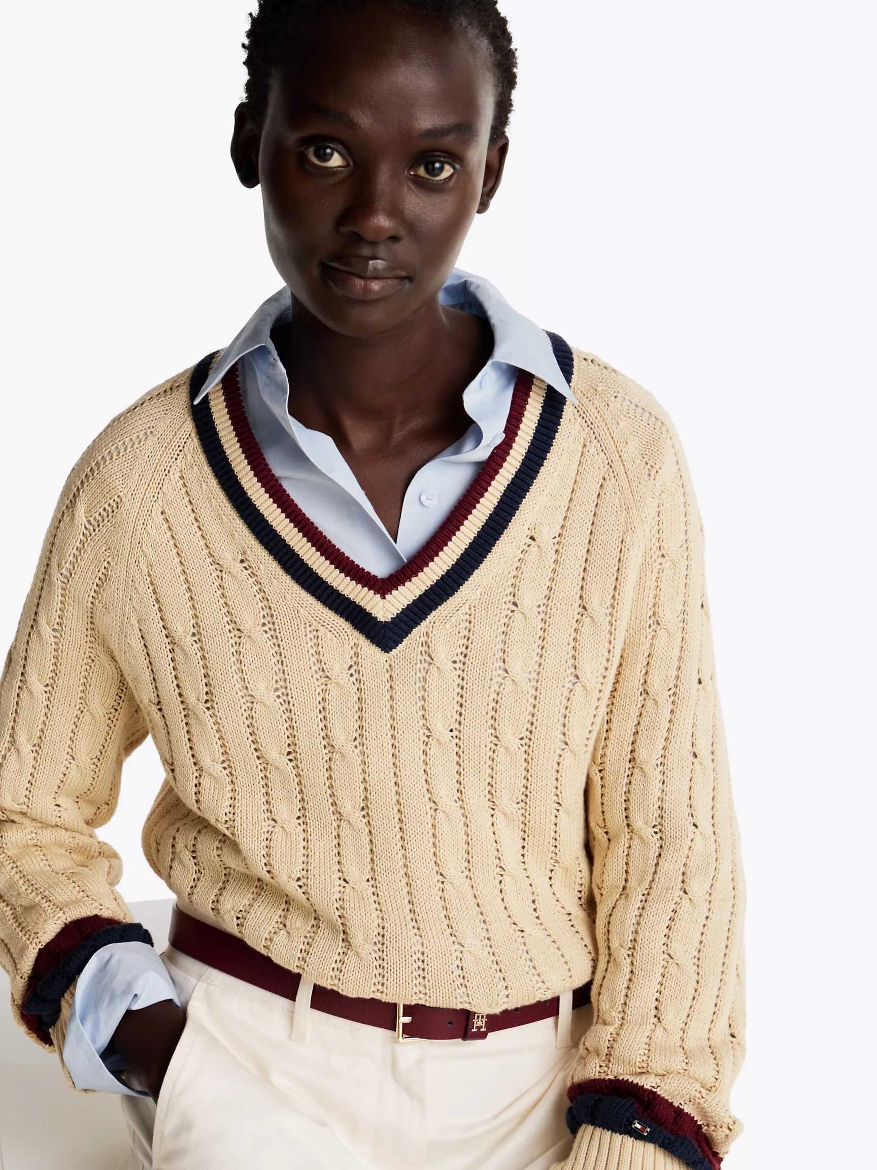 Женский свитер Tommy Hilfiger, Вязаный свитер с узором "косы" и V-образным вырезом в университетском стиле