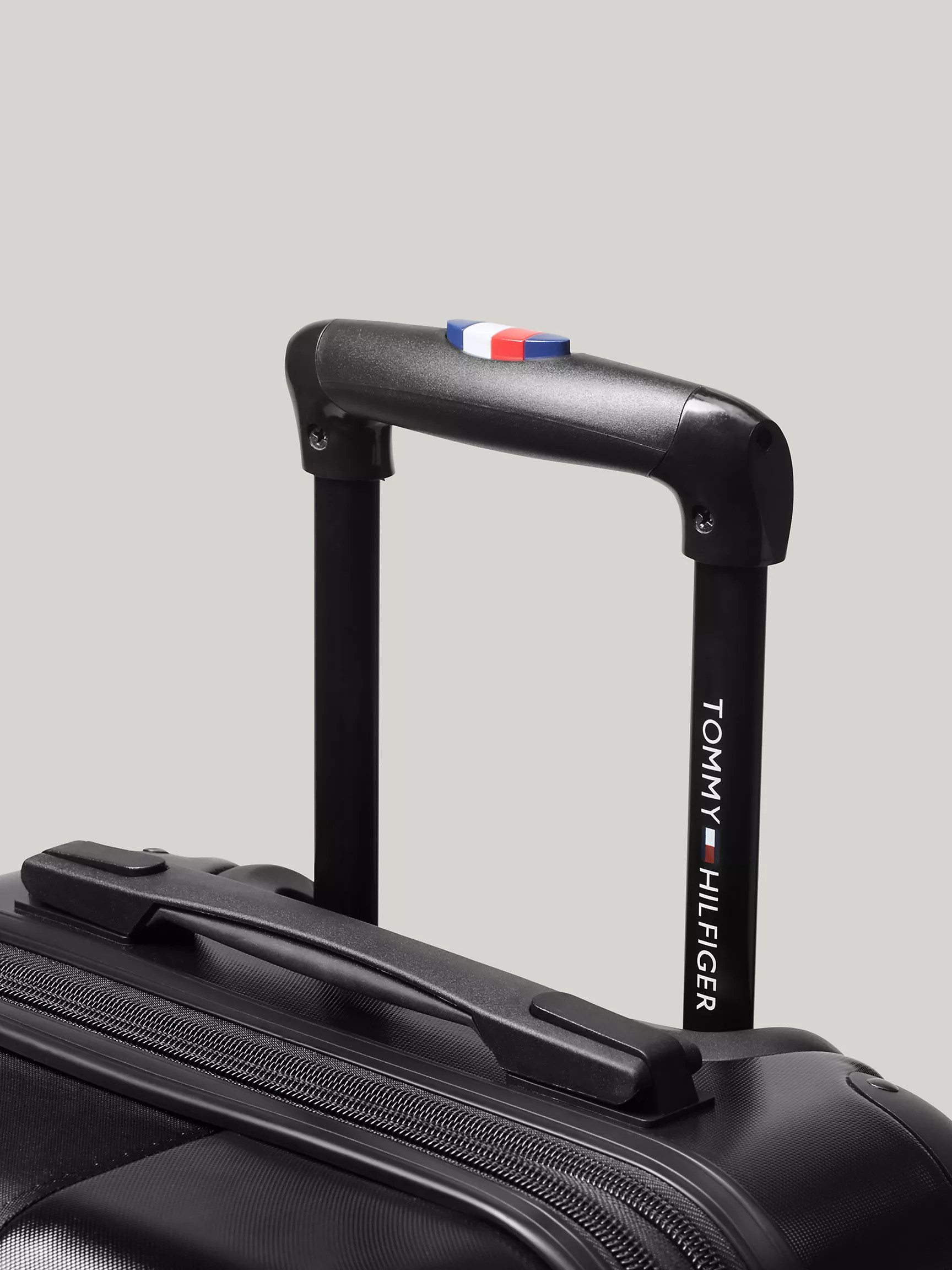Чемодан Томми Хилфигер, Жесткий чемодан на колесах (21 дюйм)