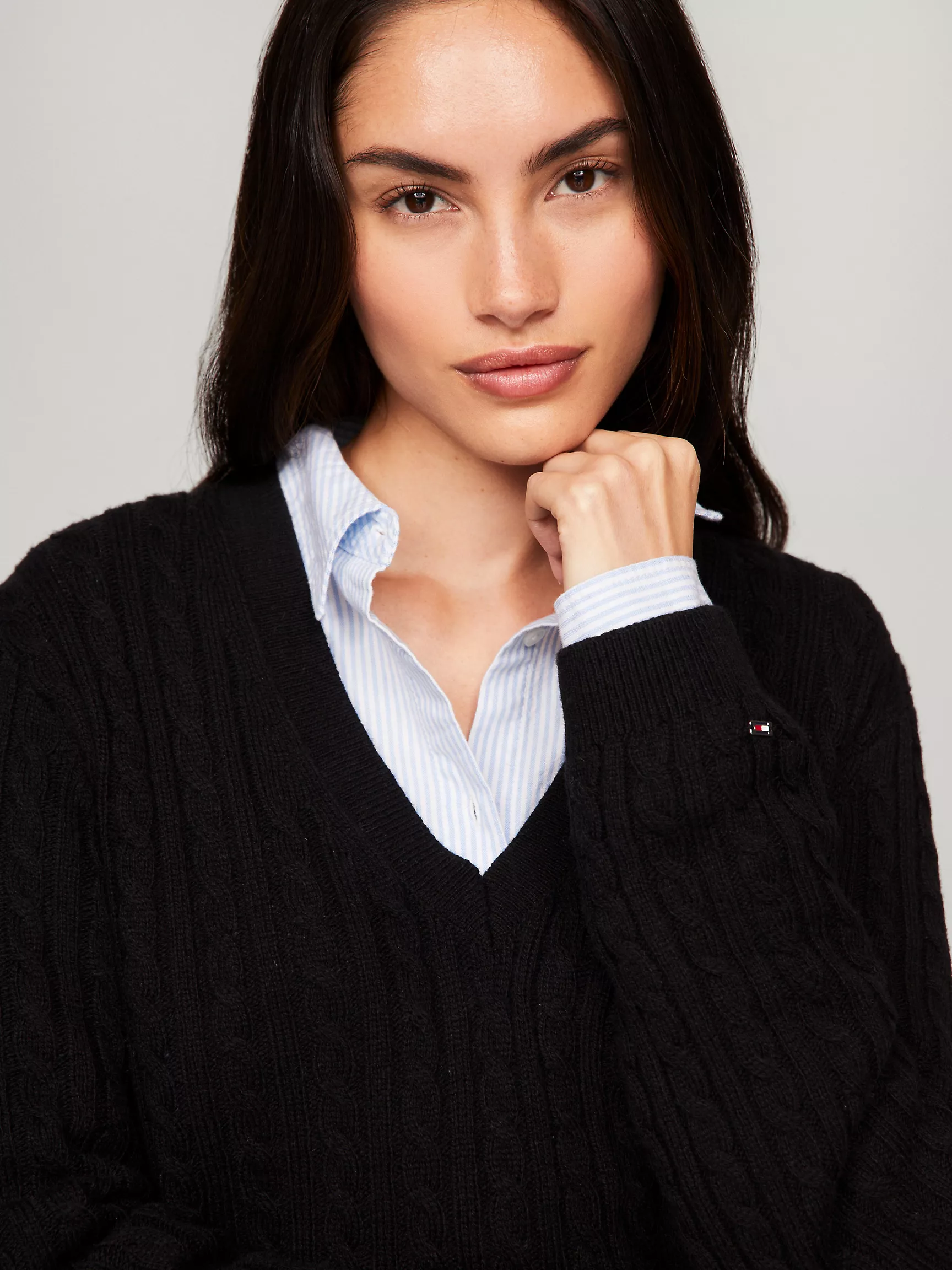 Женский свитер Tommy Hilfiger, Вязаный свитер с V-образным вырезом из шерстяной смеси с узором "косы"