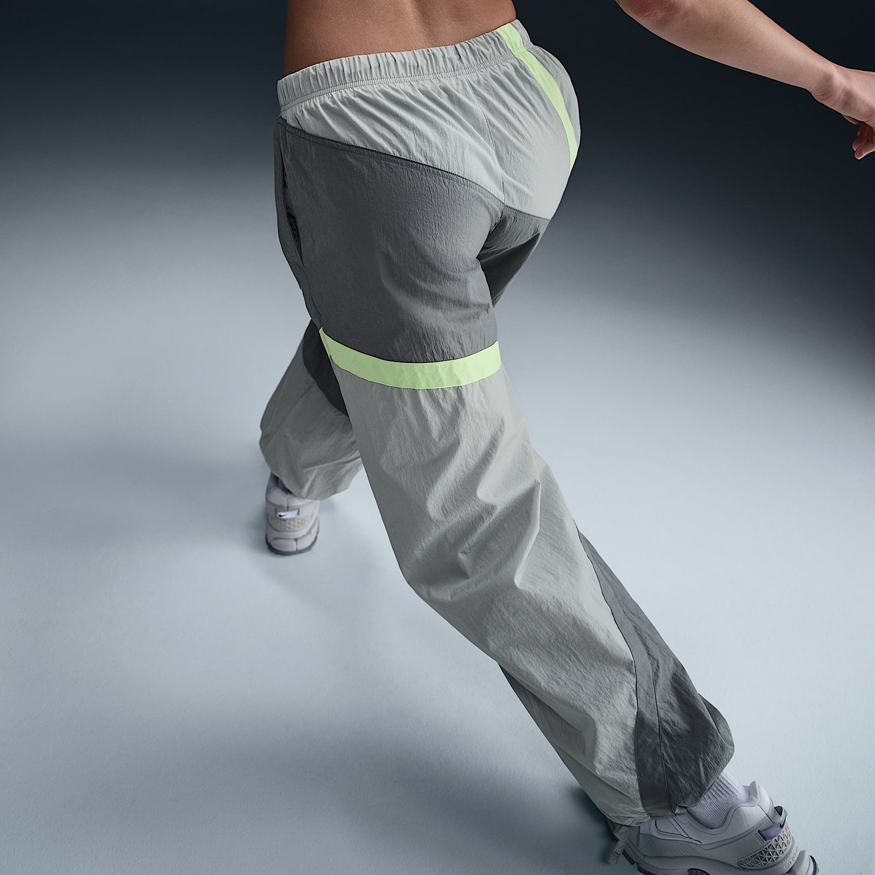 Nike Sportswear Women's Mid-Rise Loose Woven Open-Hem Pants