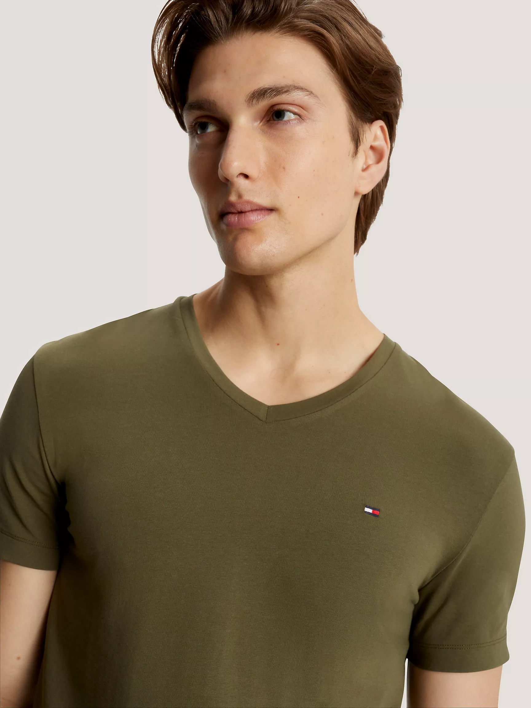 Мужская футболка Tommy Hilfiger, Приталенная однотонная футболка с V-образным вырезом