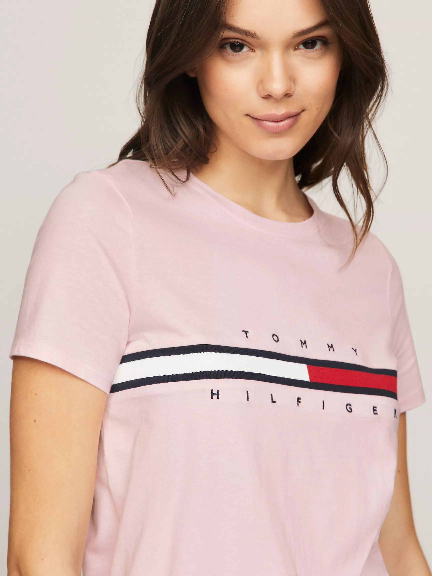 Женская футболка Tommy Hilfiger, Футболка с вышитым логотипом и полоской в стиле флага