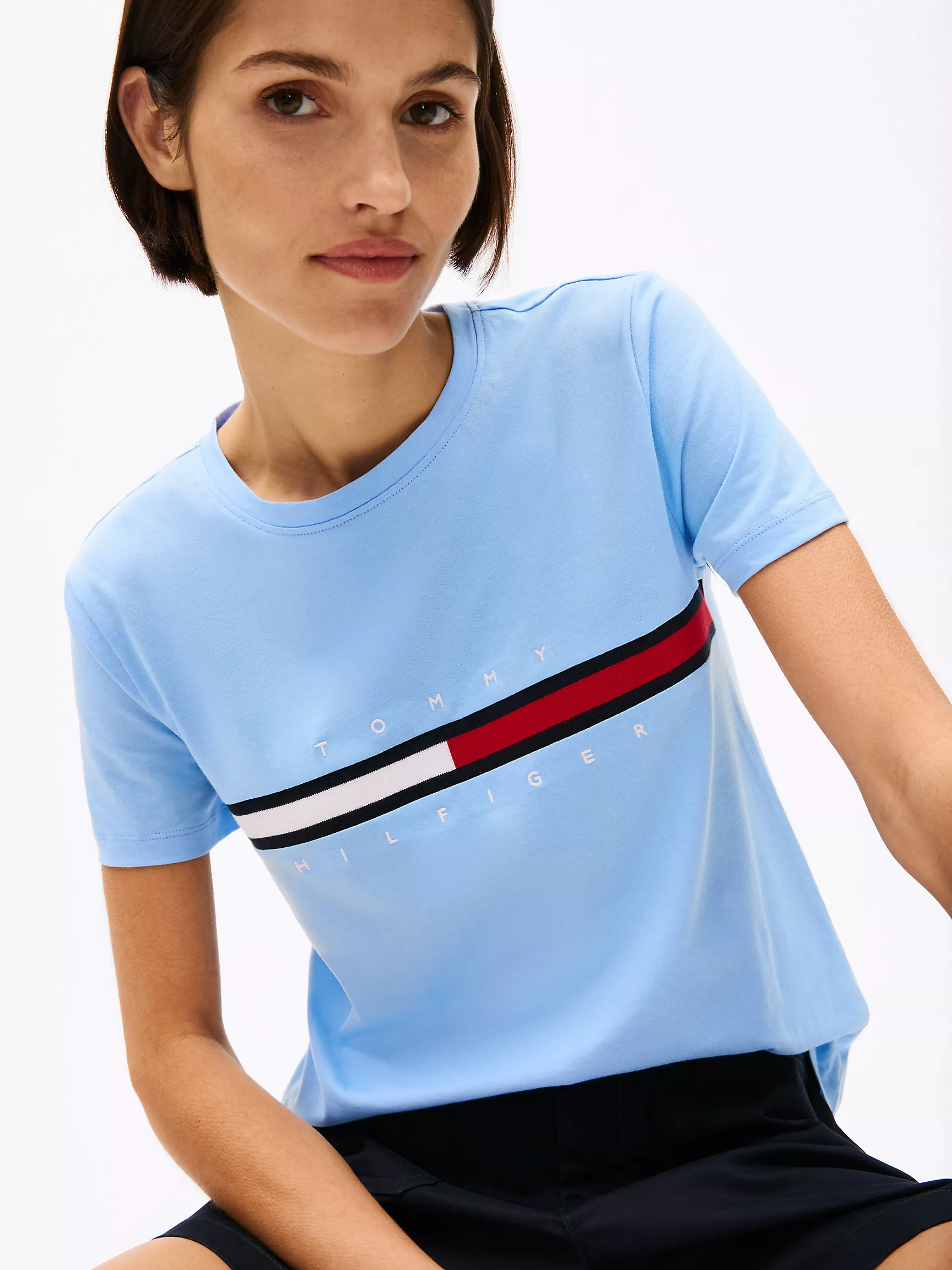 Женская футболка Tommy Hilfiger, Футболка с вышитым логотипом и полоской в стиле флага