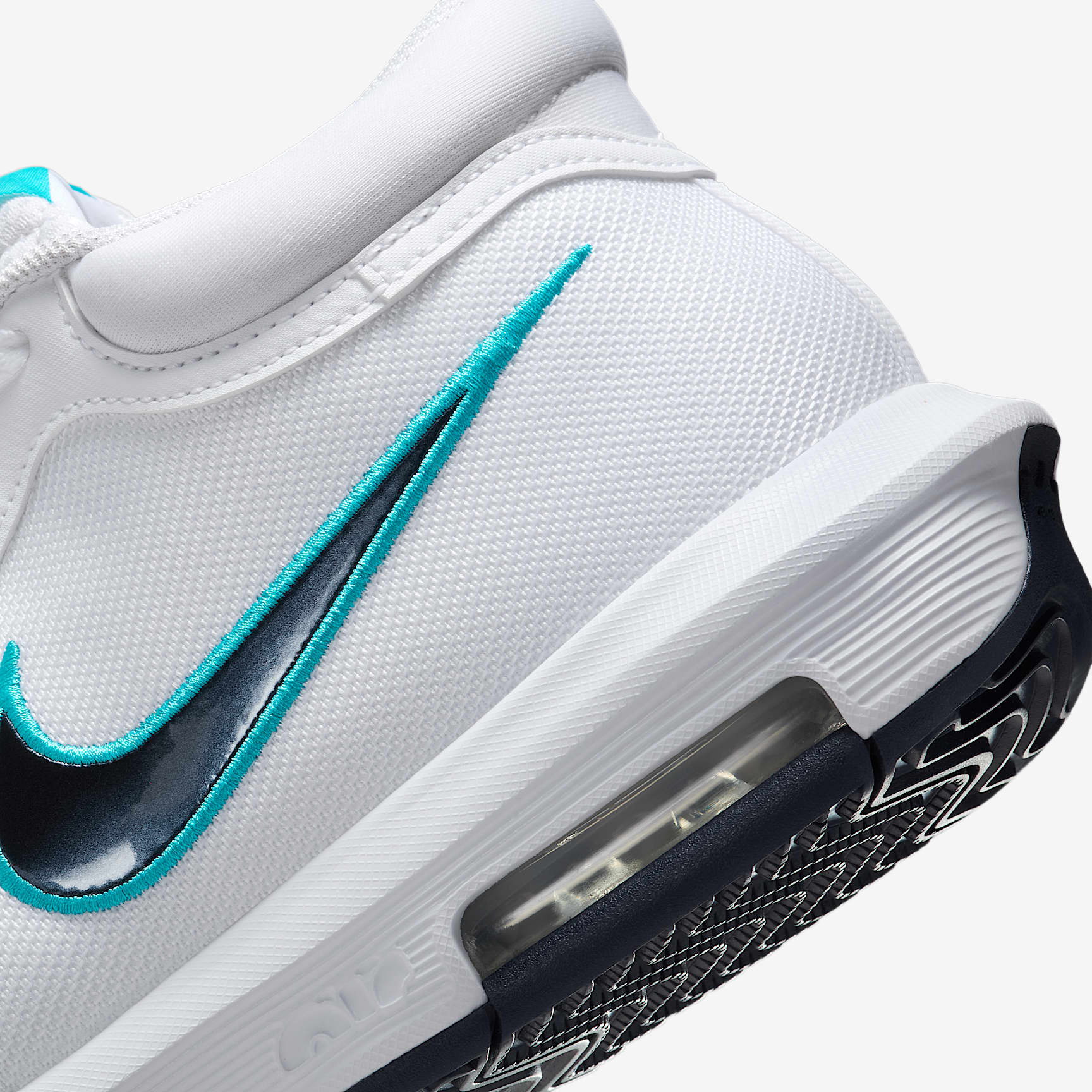 LeBron Witness VIII Basketball Shoes