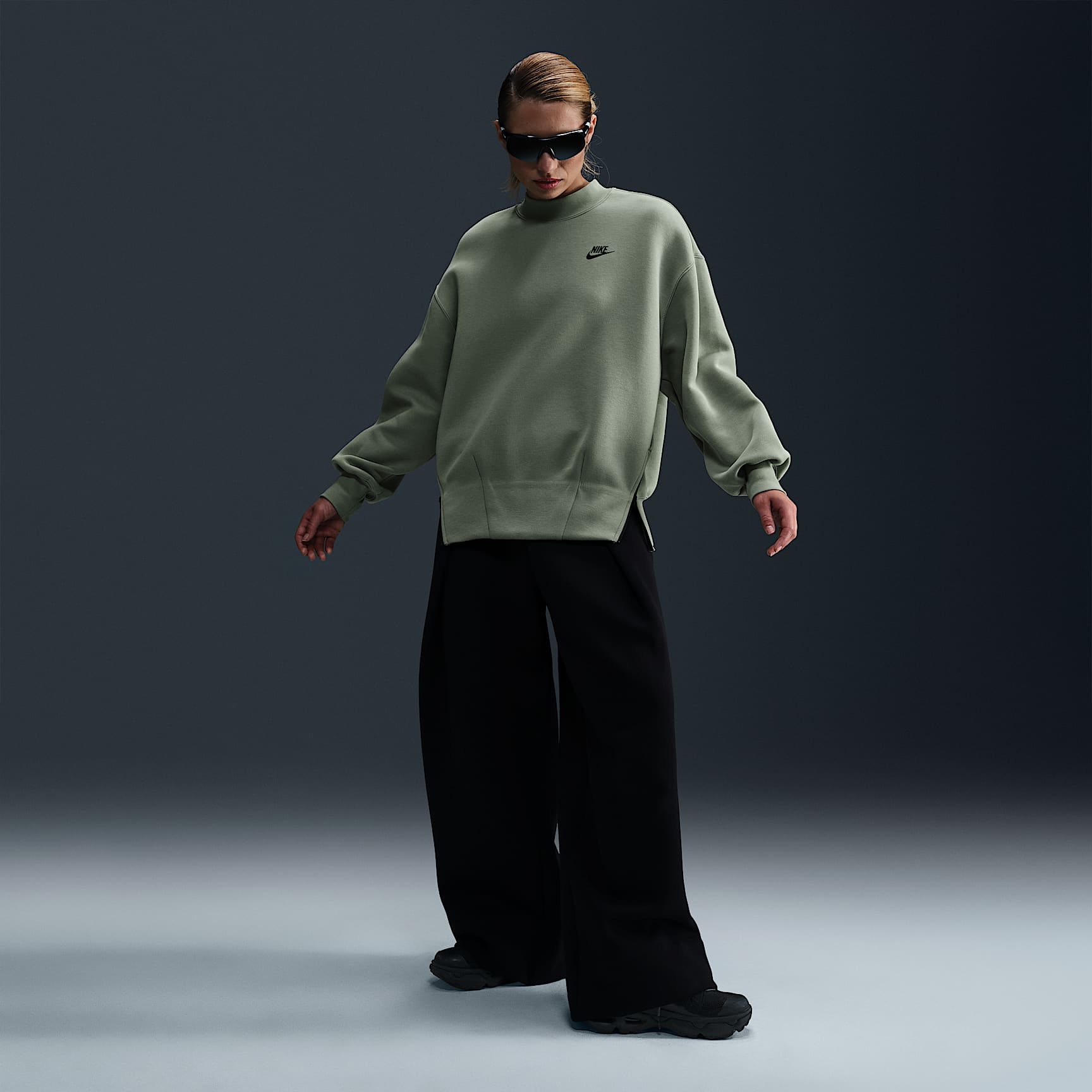 Nike Sportswear Tech Fleece Women's Oversized Crew-Neck Sweatshirt