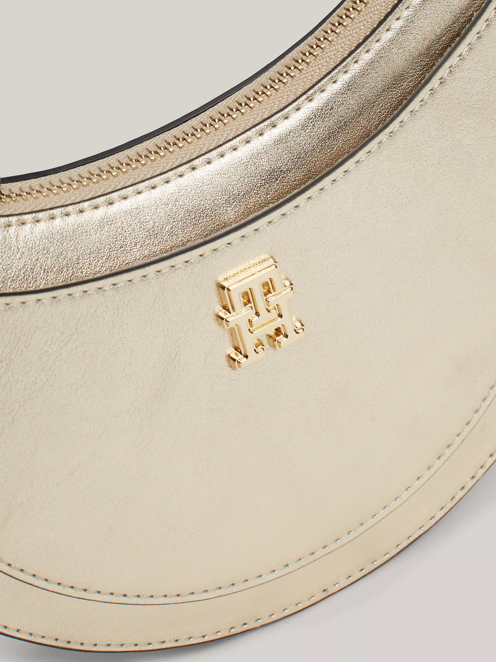 Женская сумка Tommy Hilfiger, Металлизированная кожаная сумка через плечо с монограммным узором