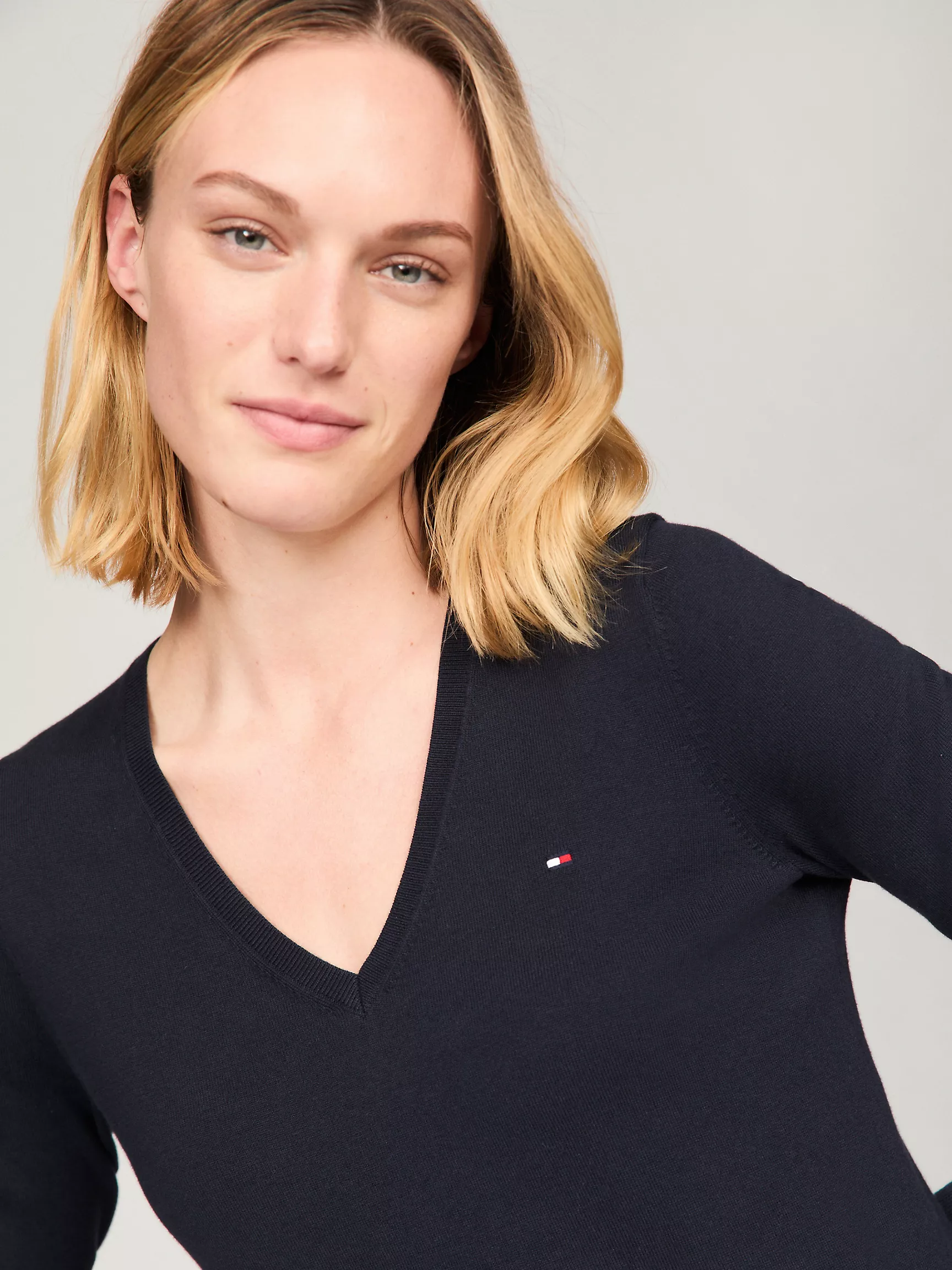 Женский свитер Tommy Hilfiger, Однотонный свитер из хлопковой смеси с V-образным вырезом