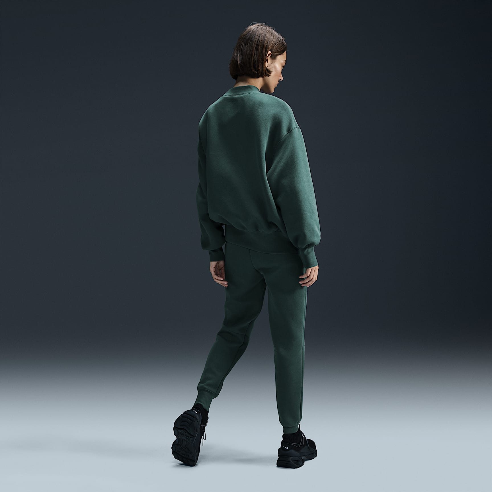 Nike Sportswear Tech Fleece Women's Oversized Crew-Neck Sweatshirt