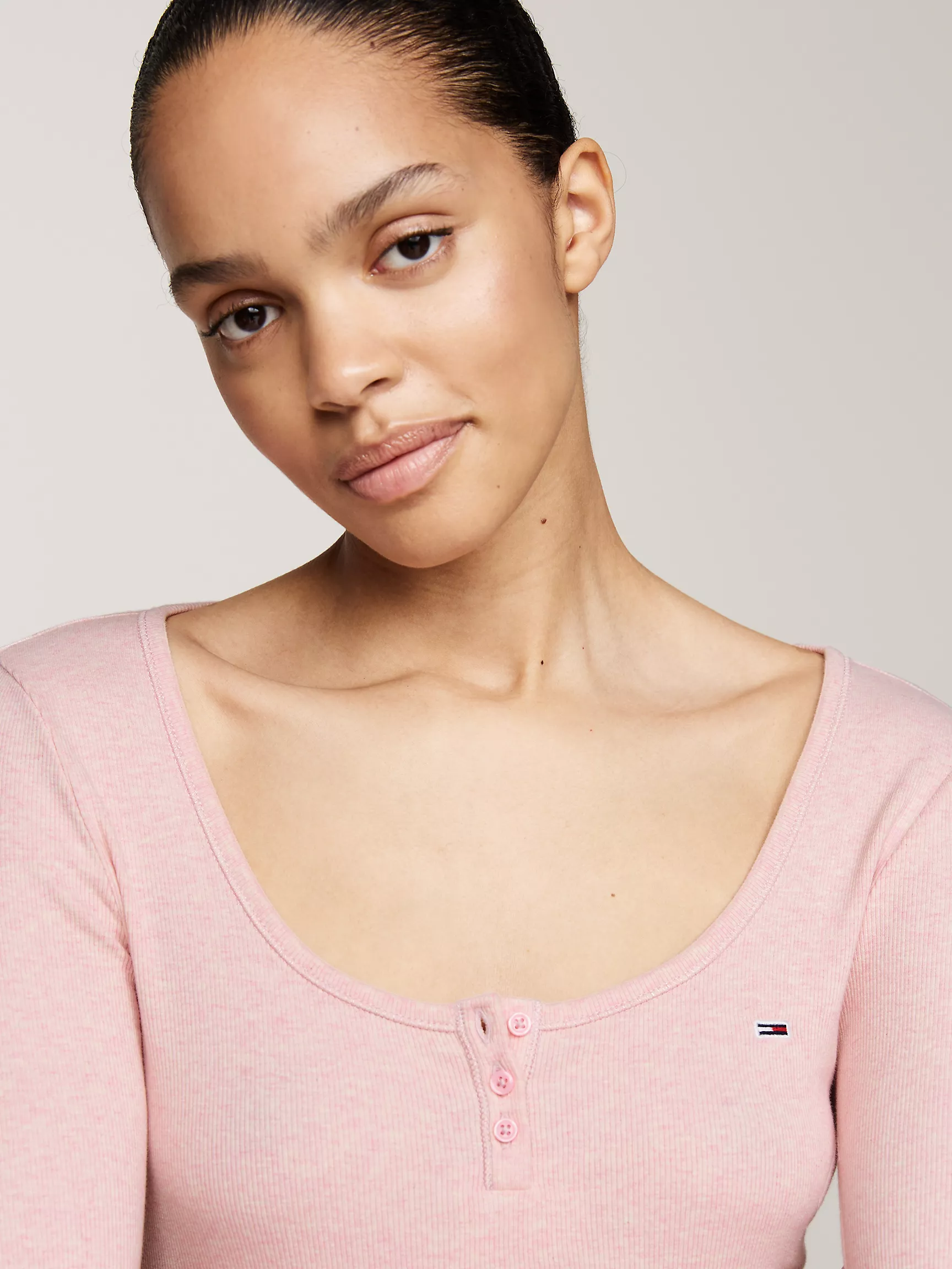 Женская футболка Tommy Hilfiger, Приталенная трикотажная футболка Henley с круглым вырезом