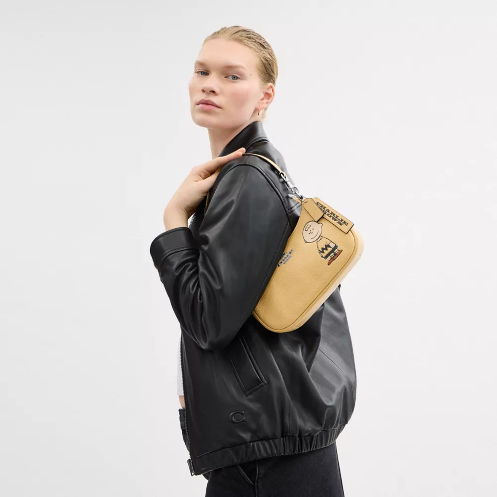 Сумка COACH Coach X Peanuts Teri Shoulder Bag With Charlie Brown
