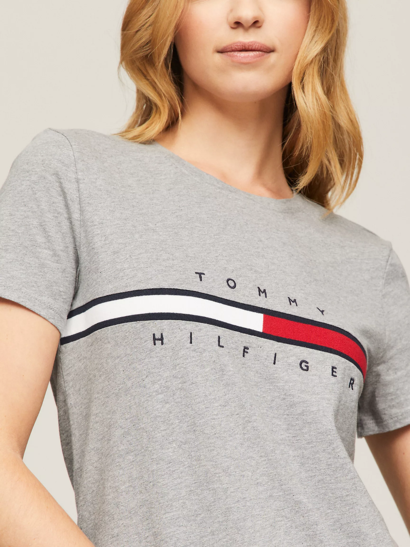 Женская футболка Tommy Hilfiger, Футболка с вышитым логотипом и полоской в стиле флага