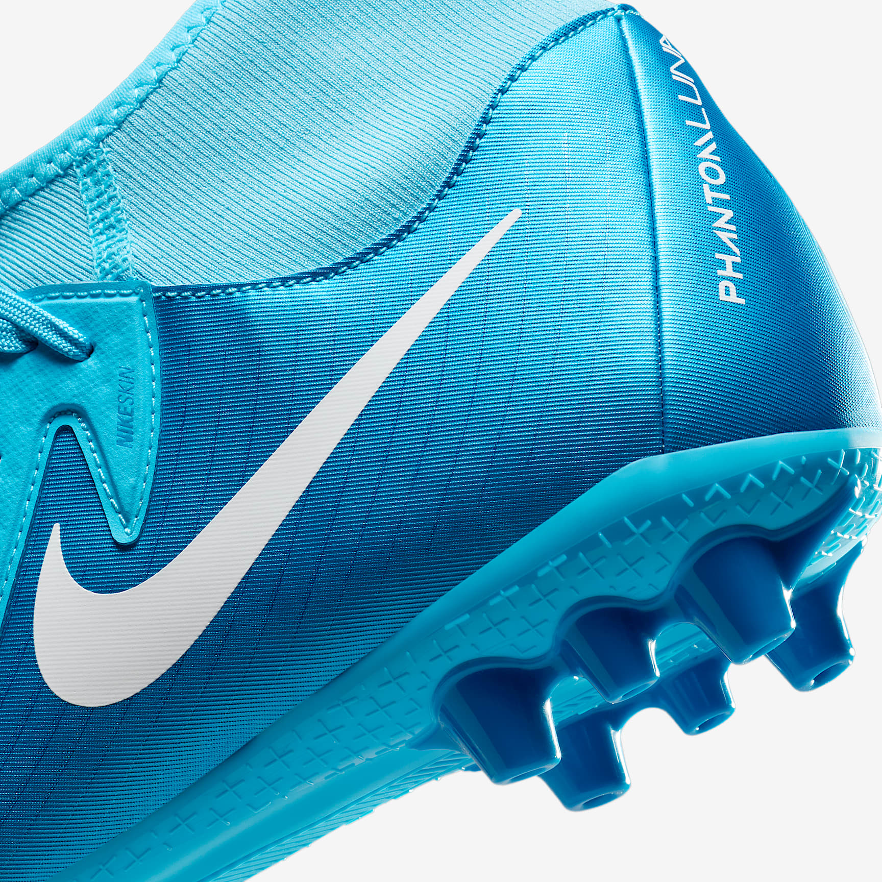 Nike Phantom Luna 2 Academy AG High-Top Soccer Cleats