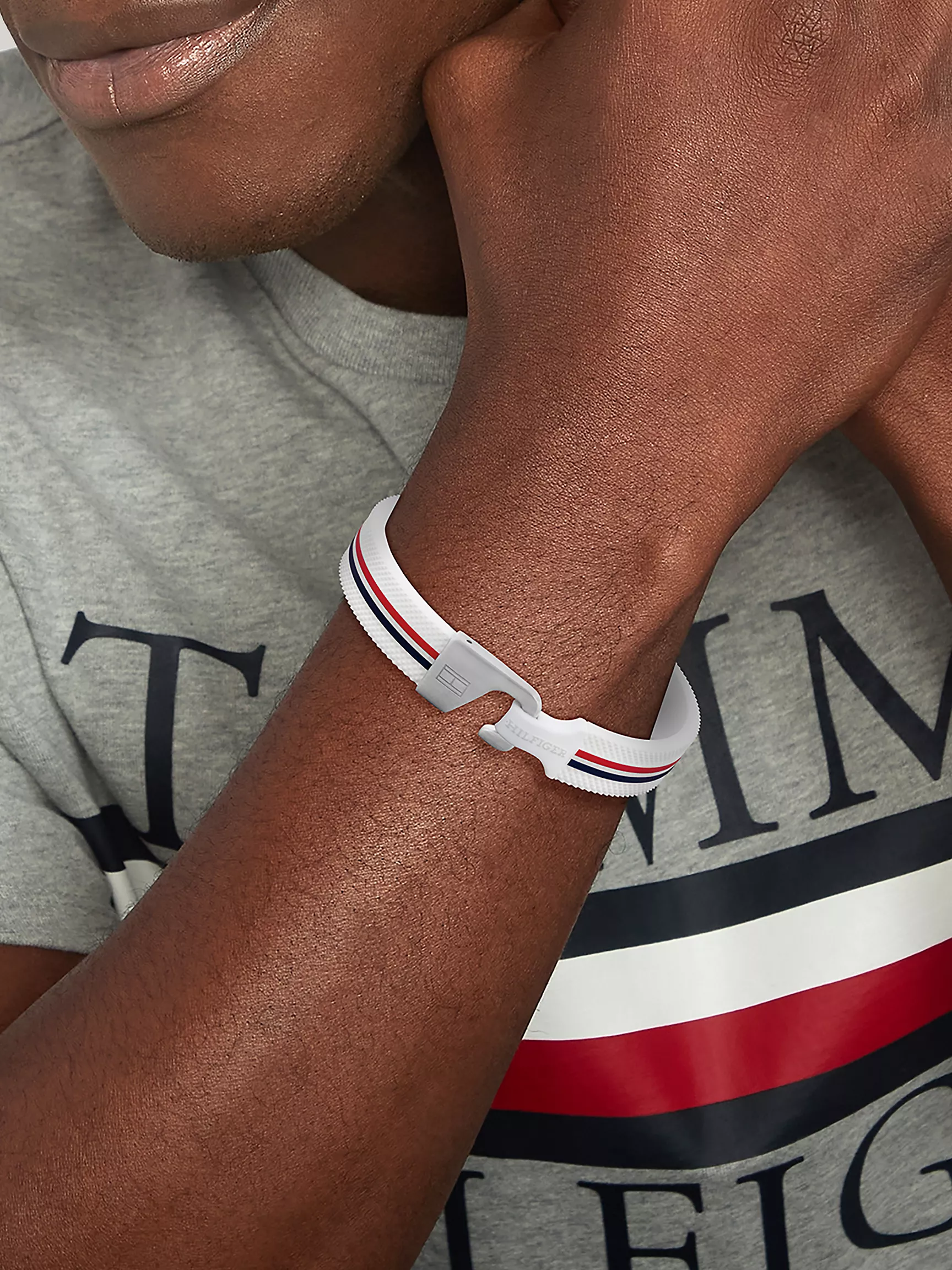 Мужской браслет Tommy Hilfiger, Силиконовый браслет с фирменными полосками