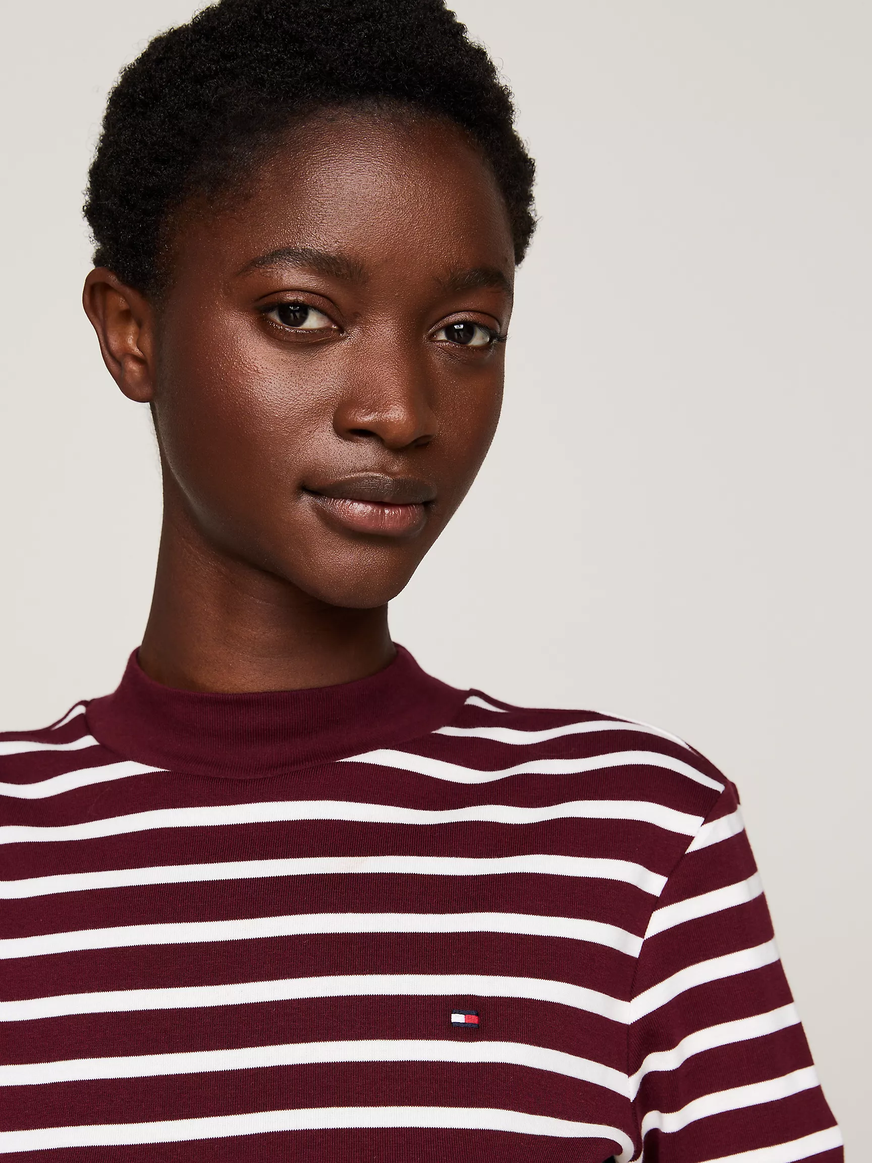 Женская футболка Tommy Hilfiger, Укороченная приталенная футболка с высоким воротником