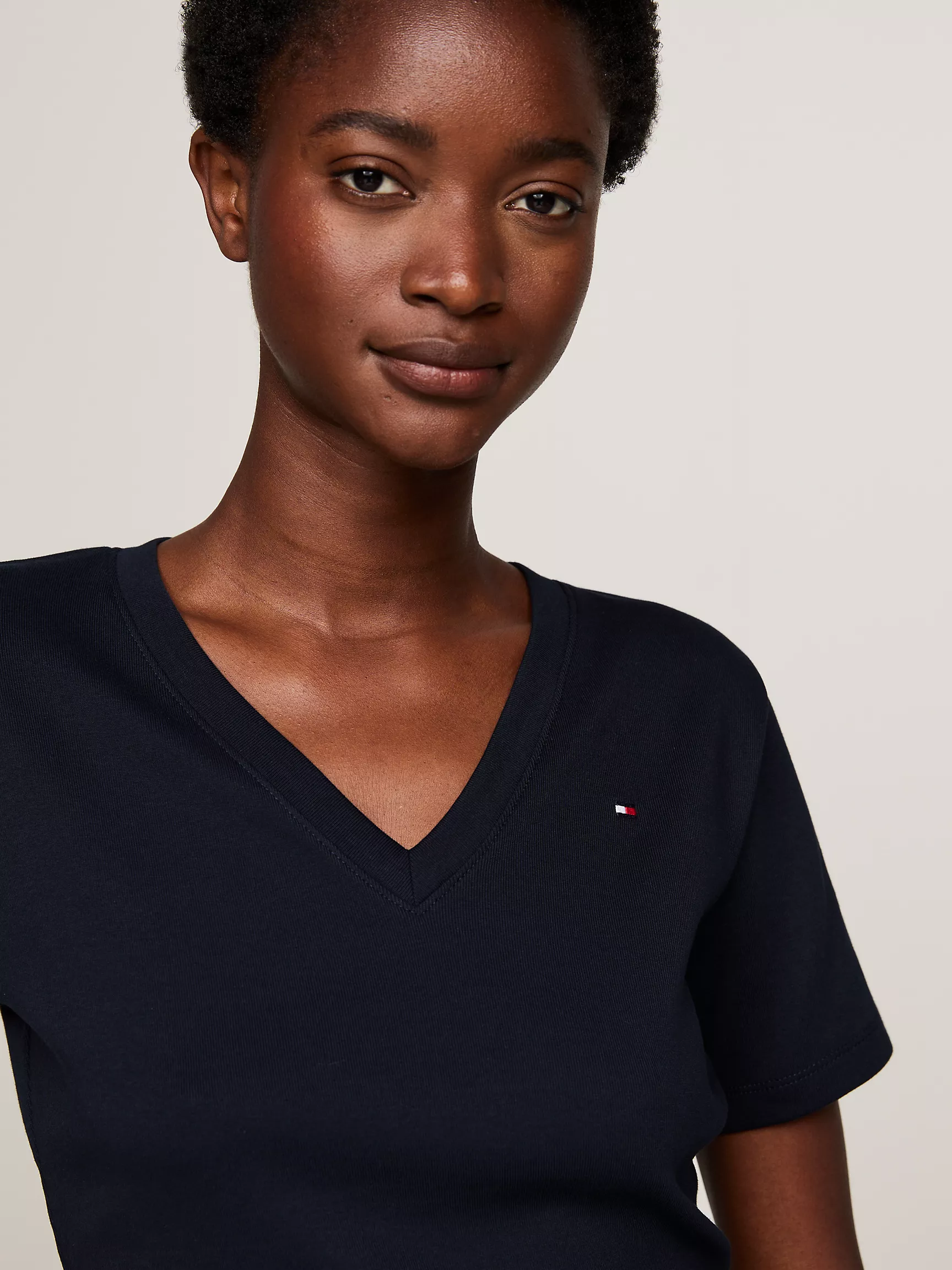 Женская футболка Tommy Hilfiger, Приталенная ребристая футболка с V-образным вырезом