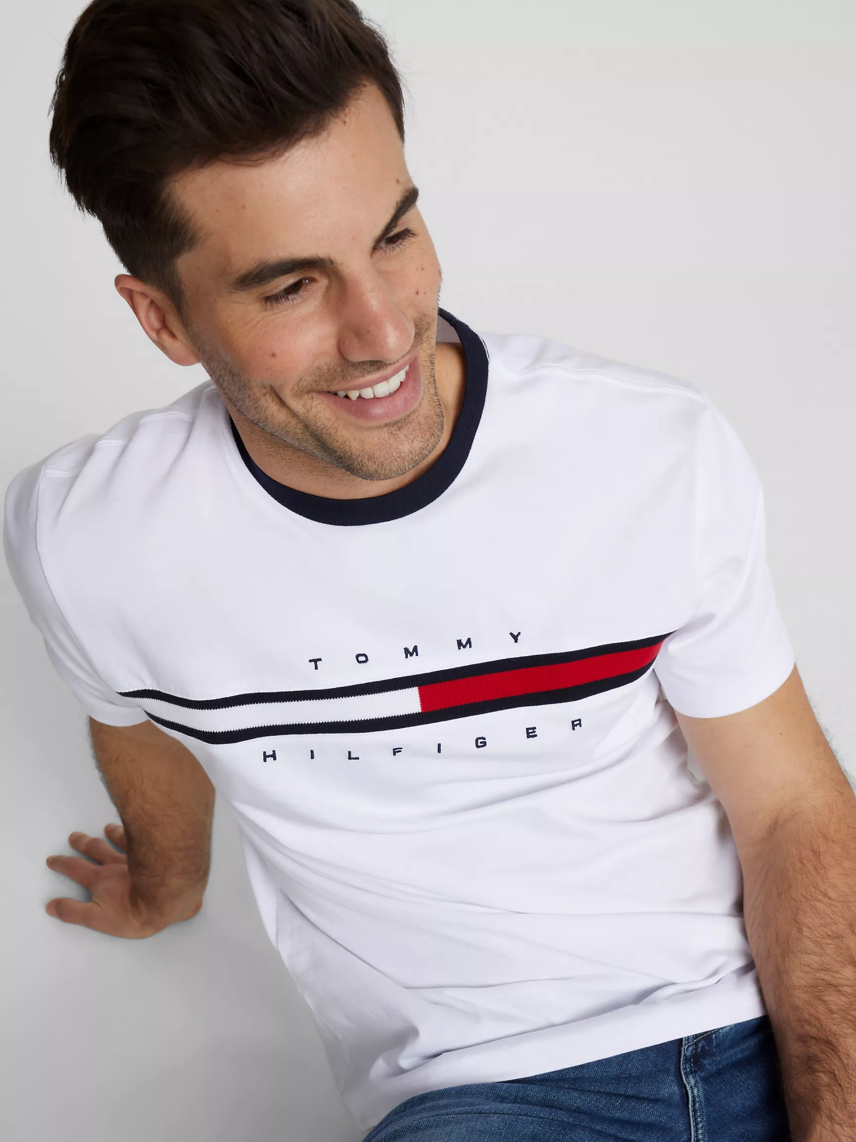 Мужская футболка Tommy Hilfiger, Футболка с вышитым логотипом и полоской в стиле флага