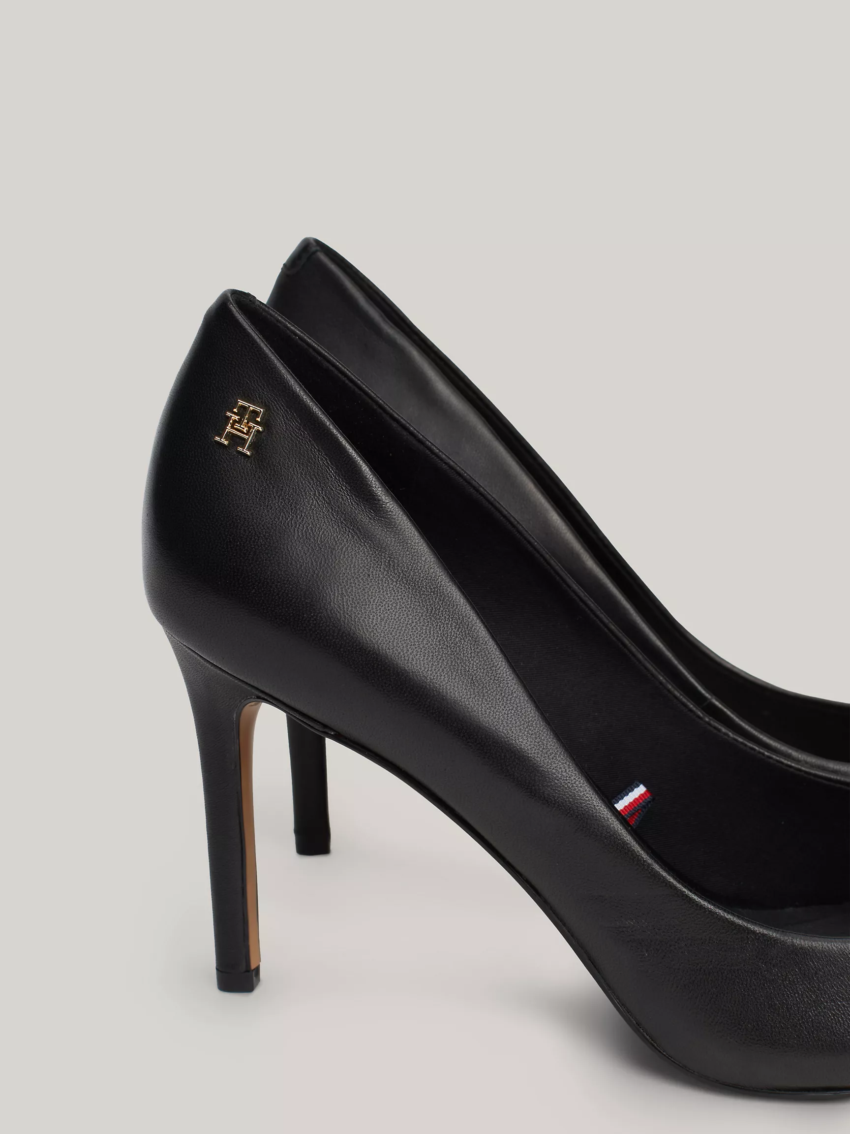 Женская обувь Tommy Hilfiger, Кожаные туфли с заострённым носком и монограммным узором