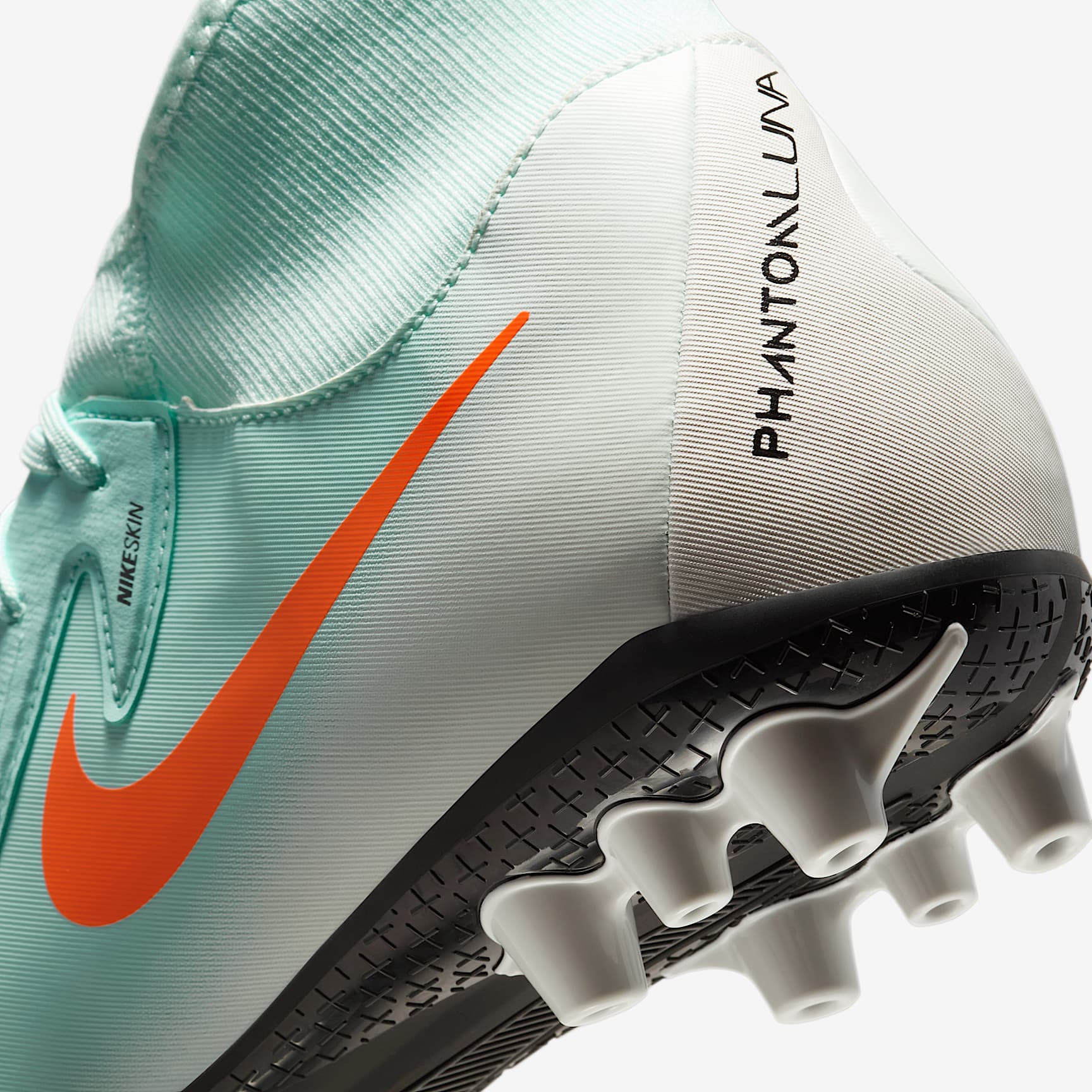 Nike Phantom Luna 2 Academy AG High-Top Soccer Cleats