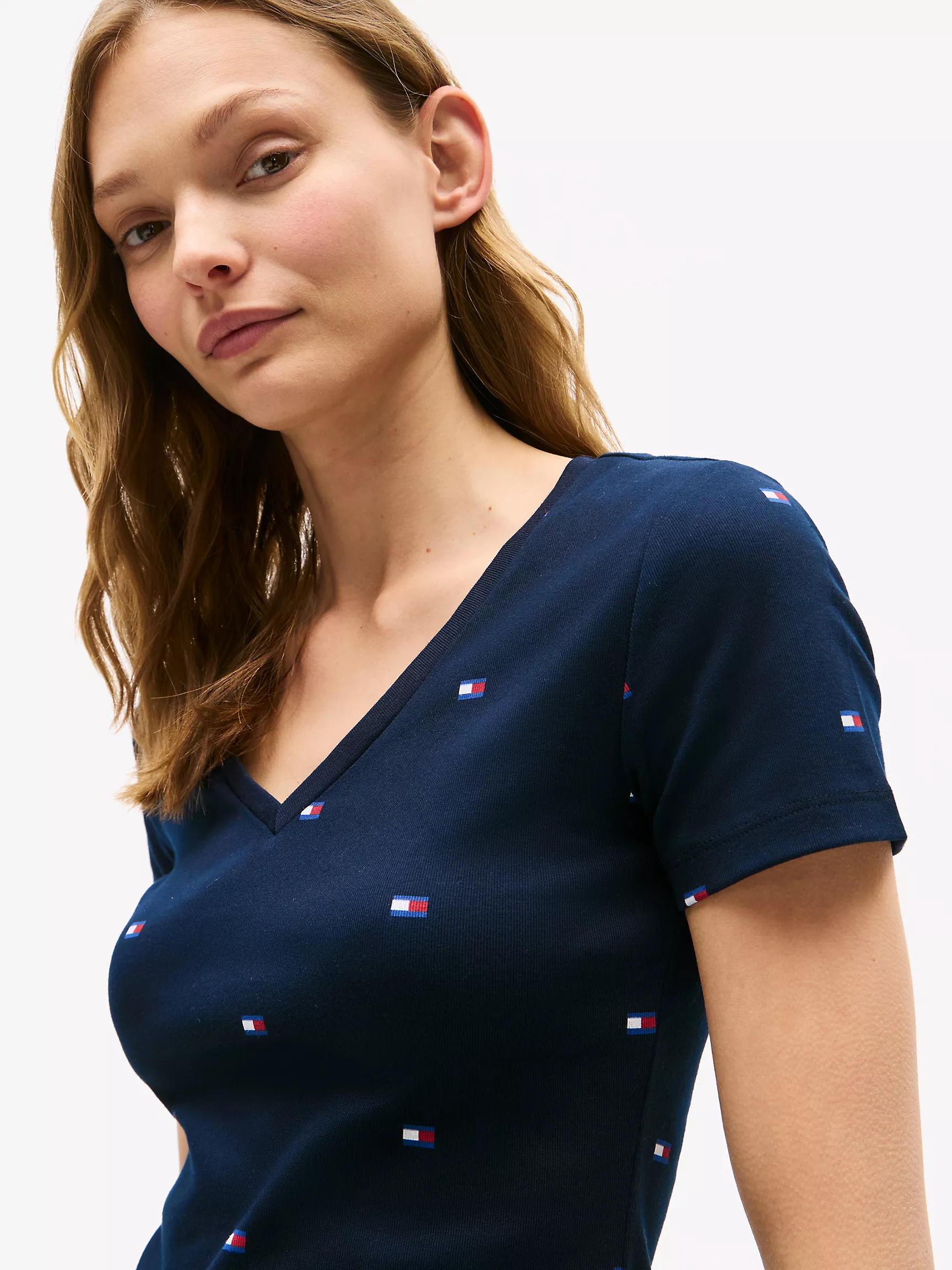 Женская футболка Tommy Hilfiger, Футболка с V-образным вырезом и повсеместным принтом флага