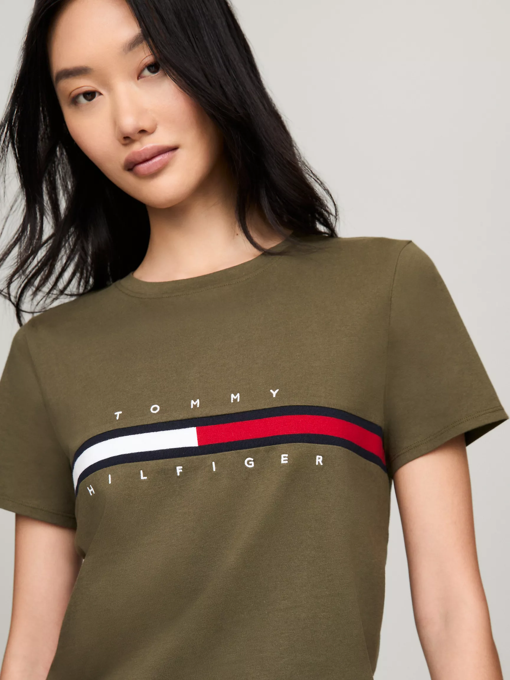 Женская футболка Tommy Hilfiger, Футболка с вышитым логотипом и полоской в стиле флага